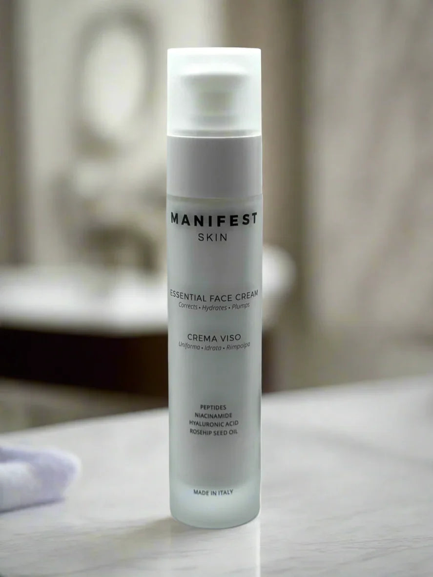 Manifest Skin Essential Face Cream crema viso idratante su tavolo bagno, skincare BuzzSkin