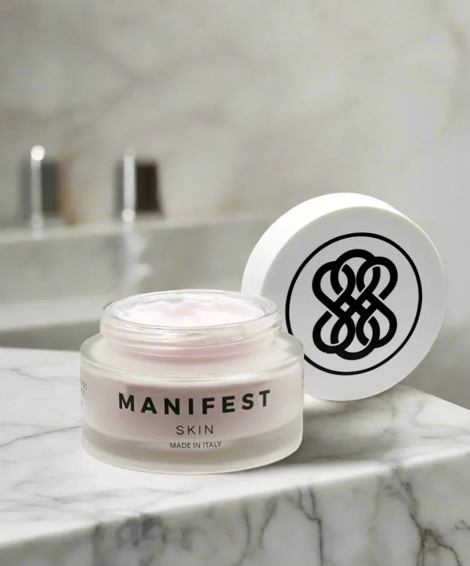 Crema viso Manifest Skin su marmo in bagno, skincare di alta qualità BuzzSkin