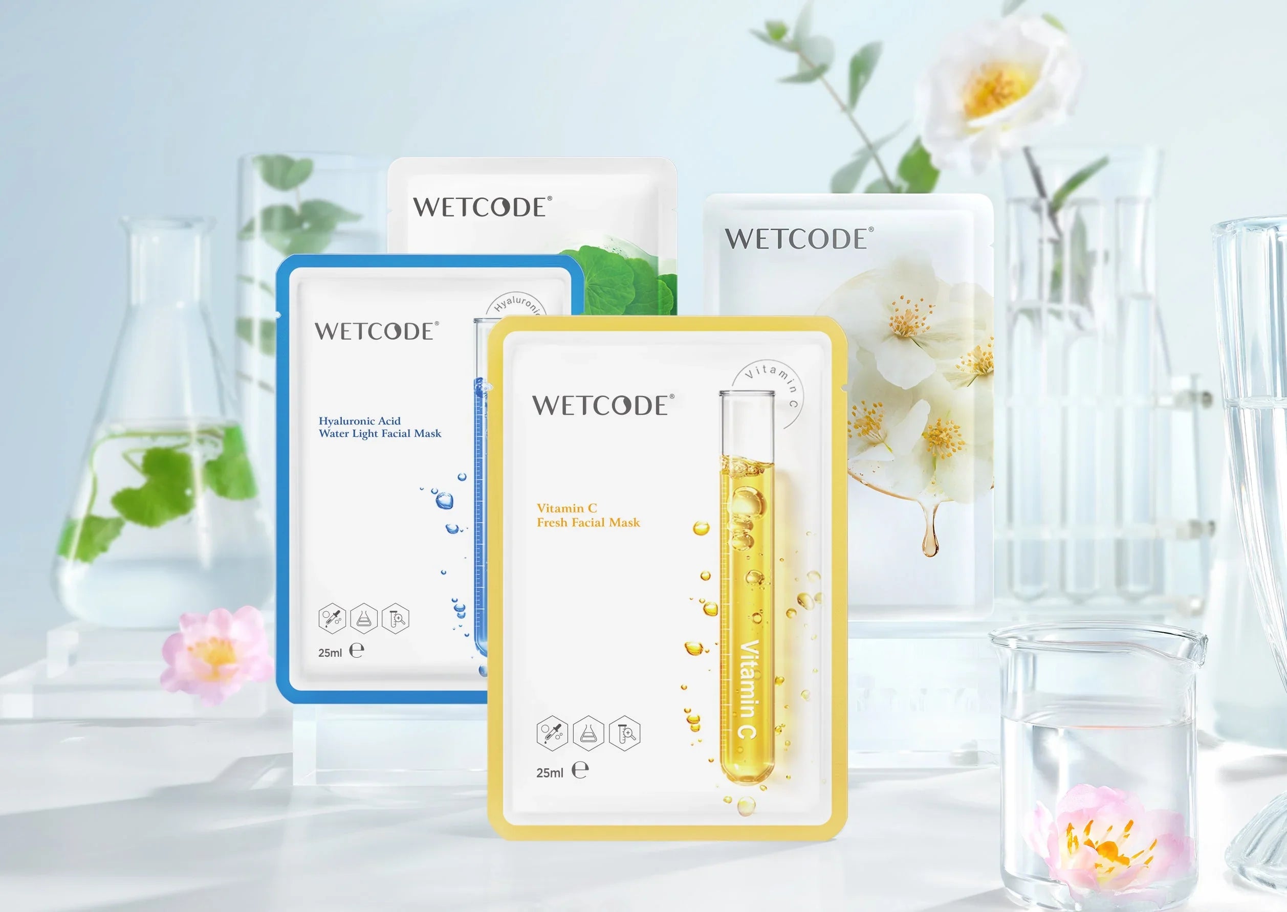 Maschere viso WETCODE alla vitamina C e acido ialuronico su sfondo elegante con fiori e provette, skincare BuzzSkin.