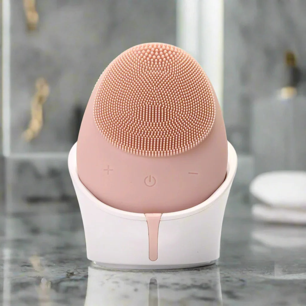 Dispositivo per la pulizia viso rosa su supporto, skincare Buzz Skin bagno moderno