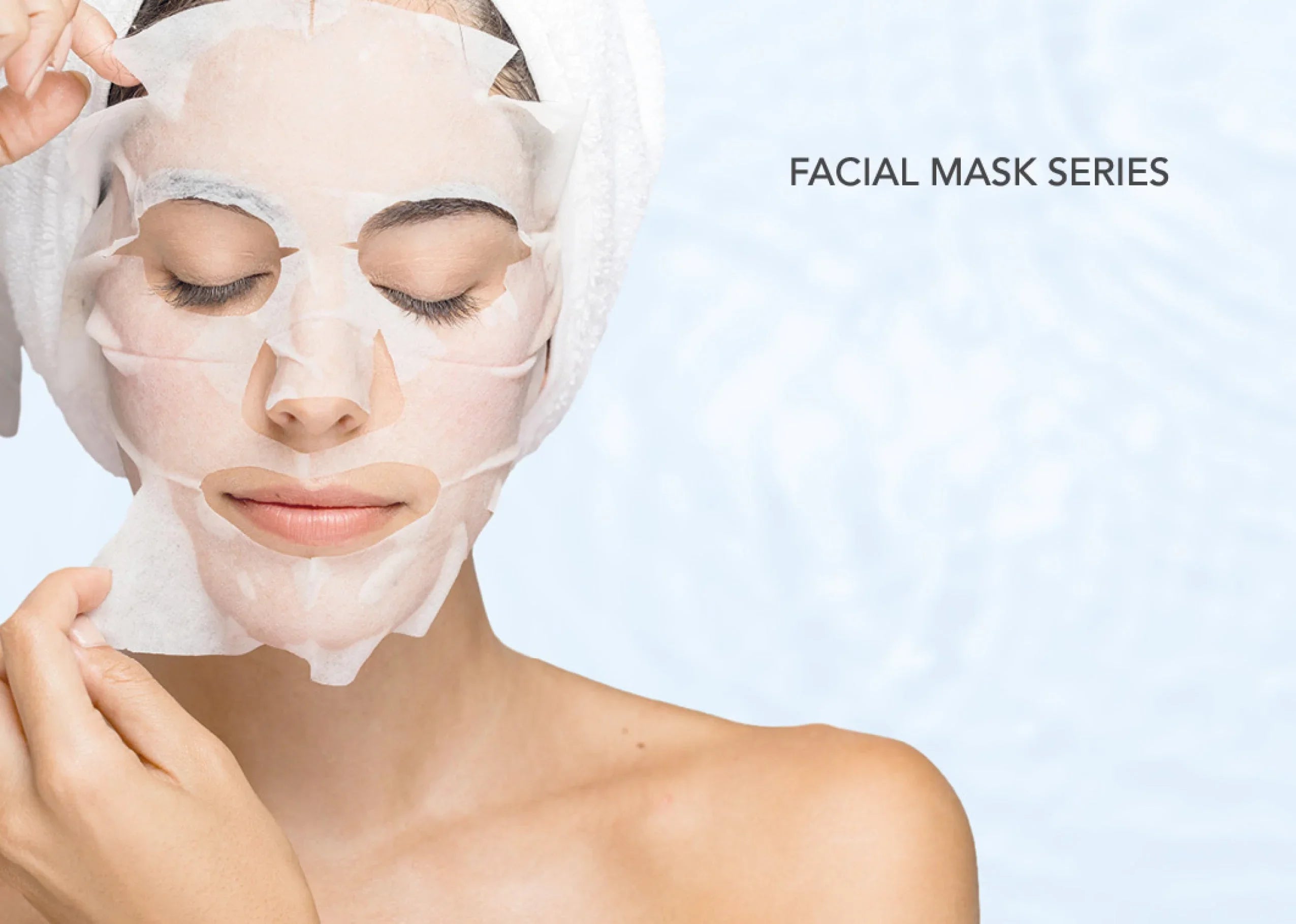 Donna applica maschera viso idratante, routine skincare BuzzSkin per pelle luminosa e liscia.