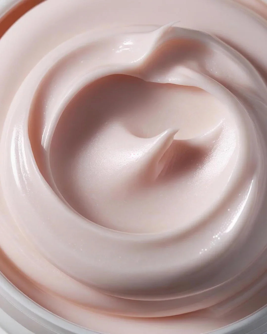 Primo piano crema viso rosa, texture ricca idratante BuzzSkin, skincare glow e nutrimento.