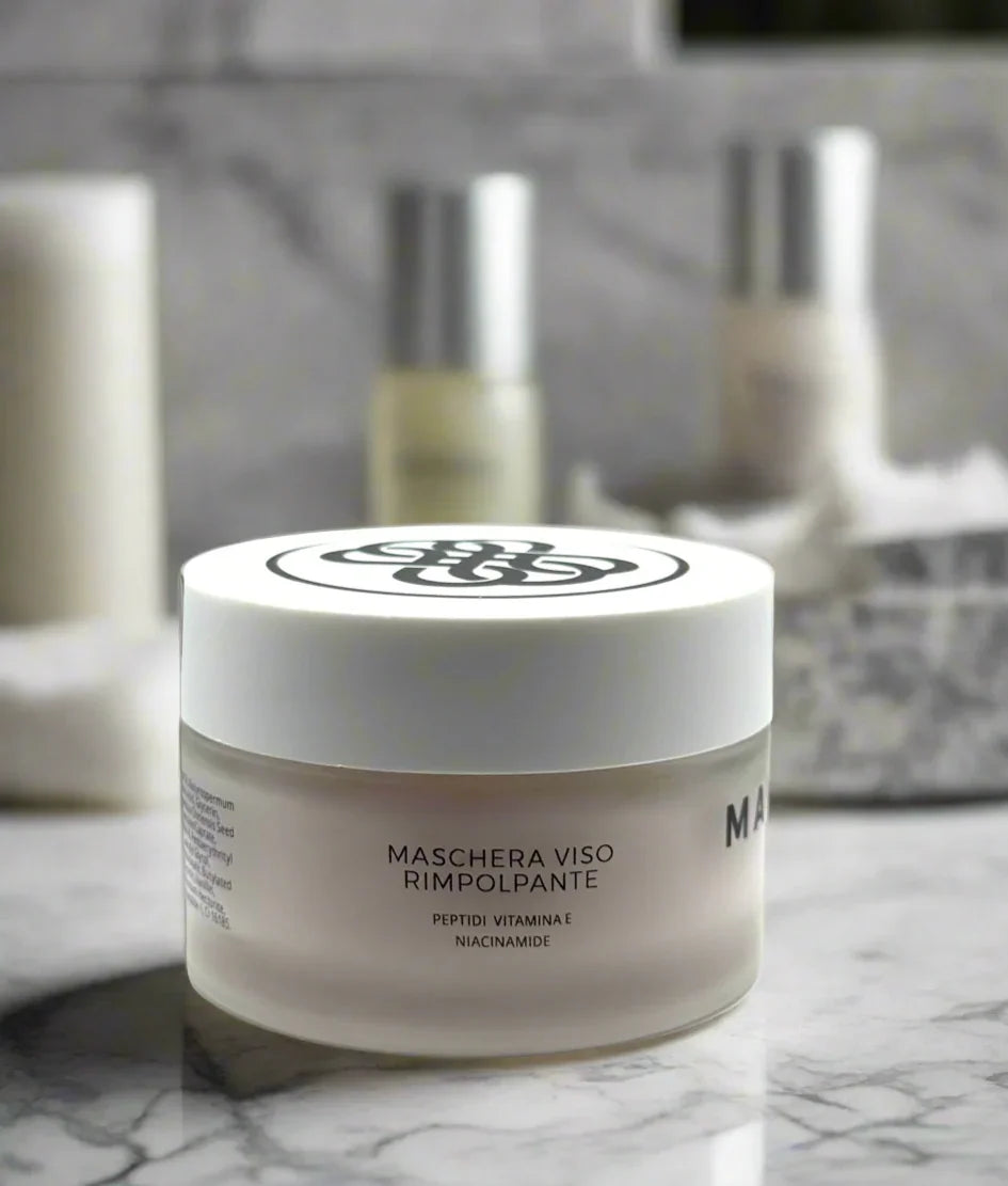 Maschera viso rimpolpante con peptidi, vitamina E e niacinamide su sfondo bagno moderno, skincare Buzz Skin.